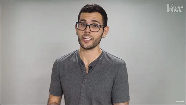 O jornalista do site Vox, Carlos Maza, ganhou holofotes ao denunciar os inúmeros ataques de homofobia e racismo que sofria em vídeos do vlogger Steven Crowder. Ao pedir ajuda ao próprio Youtube e receber uma resposta insatisfatória, ampliou o debate sobre a responsabilidade das plataformas digitais nesses casos O jornalista do site Vox, Carlos Maza, ganhou holofotes ao denunciar os inúmeros ataques de homofobia e racismo que sofria em vídeos do vlogger Steven Crowder. Ao pedir ajuda ao próprio Youtube e receber uma resposta insatisfatória, ampliou o debate sobre a responsabilidade das plataformas digitais nesses casos