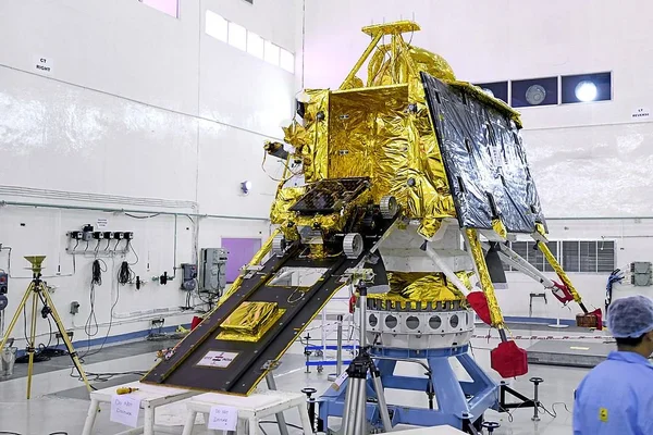 Pouco antes de pouso na Lua, indianos perdem contato com sonda - destaque galeria Pouco antes de pouso na Lua, indianos perdem contato com sonda - destaque galeria