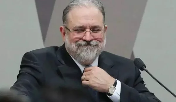 Ataque às urnas: acionado por procuradores do MPF, Aras está de férias