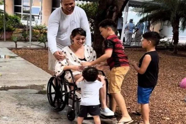 Foto colorida de mulher em cadeira de rodas no hospital