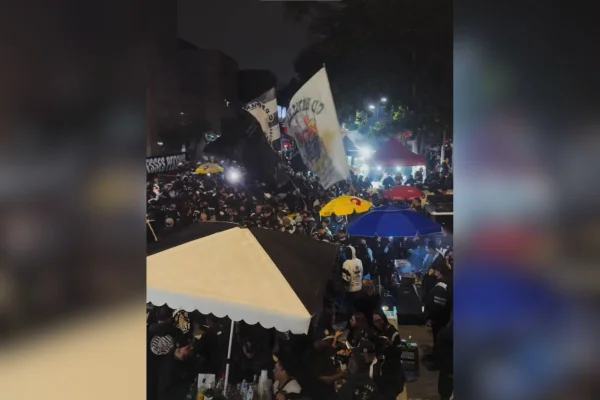 Imagens coloridas mostram centenas de torcedores de organizadas do Corinthians em protesto na sede social do clube