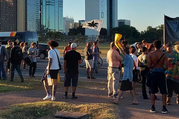 Foto colorida de Marcha da Maconha em Brasília - Metrópoles
