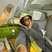O tom de verde, combinado aos charms, transforma qualquer look O tom de verde, combinado aos charms, transforma qualquer look