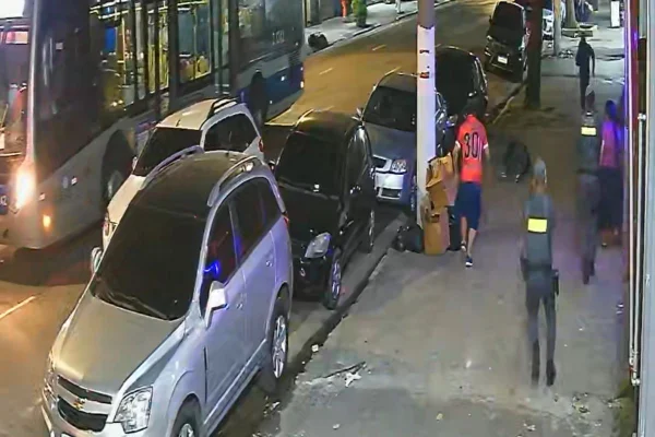 Imagem colorida mostra falso policial baleado após extorsão