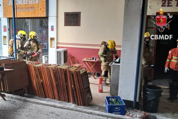 Restaurante pega fogo na Asa Norte neste domingo (1º/3)