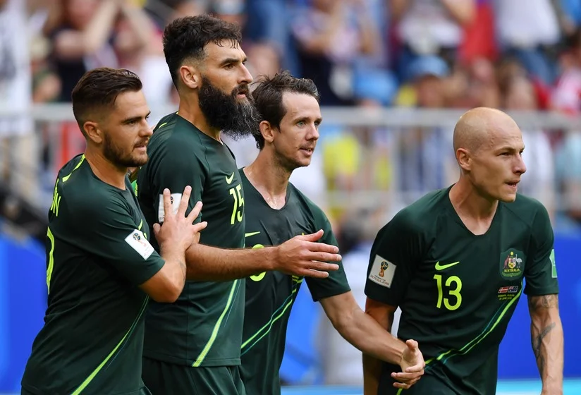 O volante festeja com os companheiros Aaron Mooy, Robbie Kruse e Joshua Risdon O volante festeja com os companheiros Aaron Mooy, Robbie Kruse e Joshua Risdon