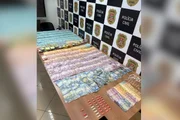 Durante a ação que culminou na prisão de chinesa e motoboy, os agentes encontraram drogas e dinheiro. Durante a ação que culminou na prisão de chinesa e motoboy, os agentes encontraram drogas e dinheiro.