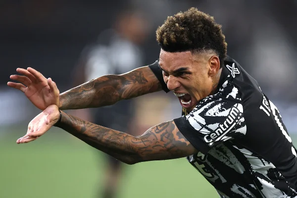 imagem colorida de igor jesus do Botafogo - Metrópoles