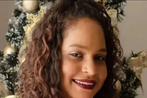 Imagem colorida mostra jovem que morreu após ser espancada na Bahia