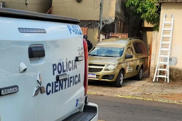 Marido é preso por feminicídio após mãe encontrar filha morta no sofá de casa