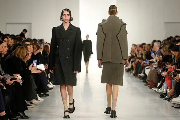 No PFW, Margiela economiza na extravagância e apresenta coleção clean