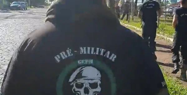 Vídeo: alunos de escola pré-militar entoam canções exaltando violência