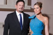 Lívia Andrade e Marcos Araújo posam durante evento