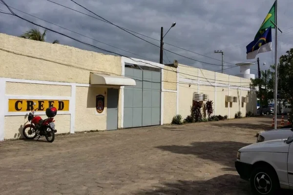 Imagem colorida, Policiais são presos por consumirem bebida alcoólica durante trabalho- Metrópoles