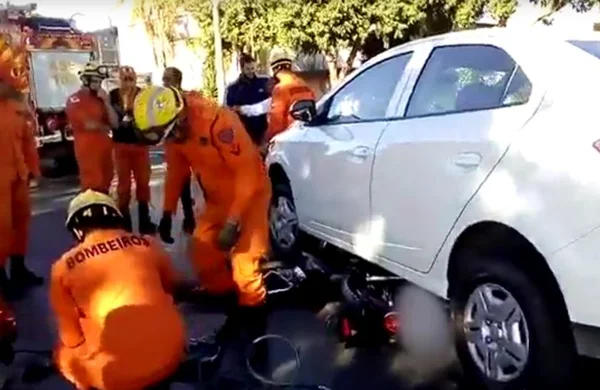 Após colisão, moto vai parar embaixo de carro em grave acidente