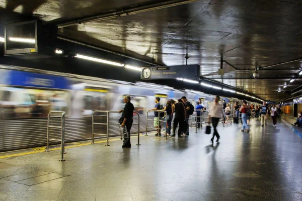 Imagem colorida mostra plataforma de estação do metrô de São Paulo - Metrópoles