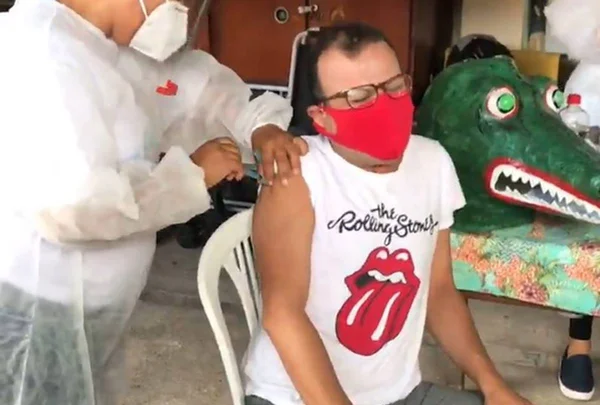 Daniel Rolim é imunizado contra Covid-19 e vibra: “Primeiro ex-BBB a receber vacina”