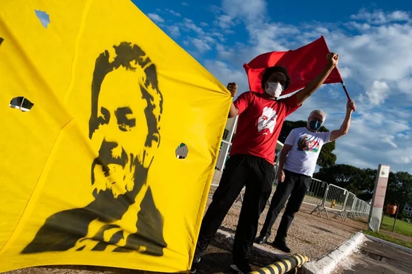 No seu pior momento e no melhor de Lula, Bolsonaro perde feio