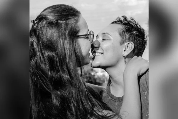 Casal lésbico denuncia homofobia por bar cancelar pedido após beijo