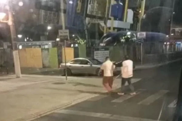 Vídeo: motorista ajuda deficiente visual a atravessar a rua em SC