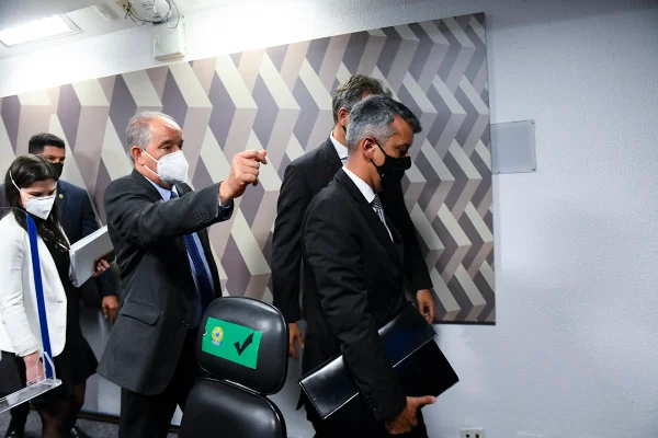 Sem histórico de prisões, Senado abre pregão para comprar 630 algemas