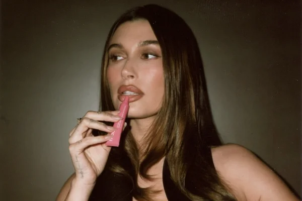 Hailey Bieber vende a Rhode, sua marca de beleza, por US$ 1 bilhão