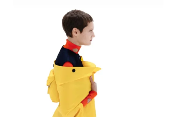 Modelo de perfil em campanha da Prada
