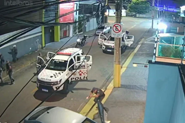 Imagens de colorida de Câmera de Segurança mostram duas viaturas da PM durante uma troca de tiros com suspeitos em Sorocaba