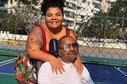 Flora Cruz e Arlindo Cruz posam para as redes sociais