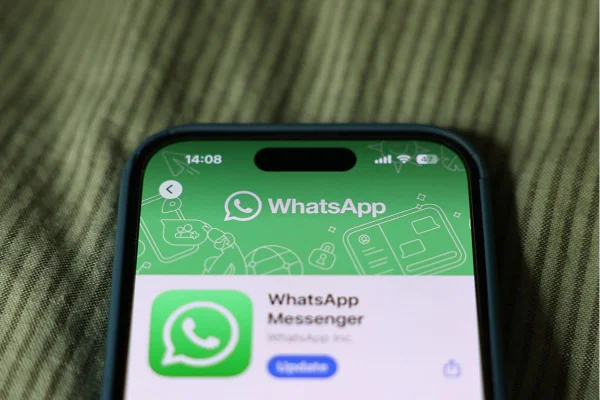 Foto colorida de smartphone com aplicativo do WhatsApp aberto - Mtrópoles