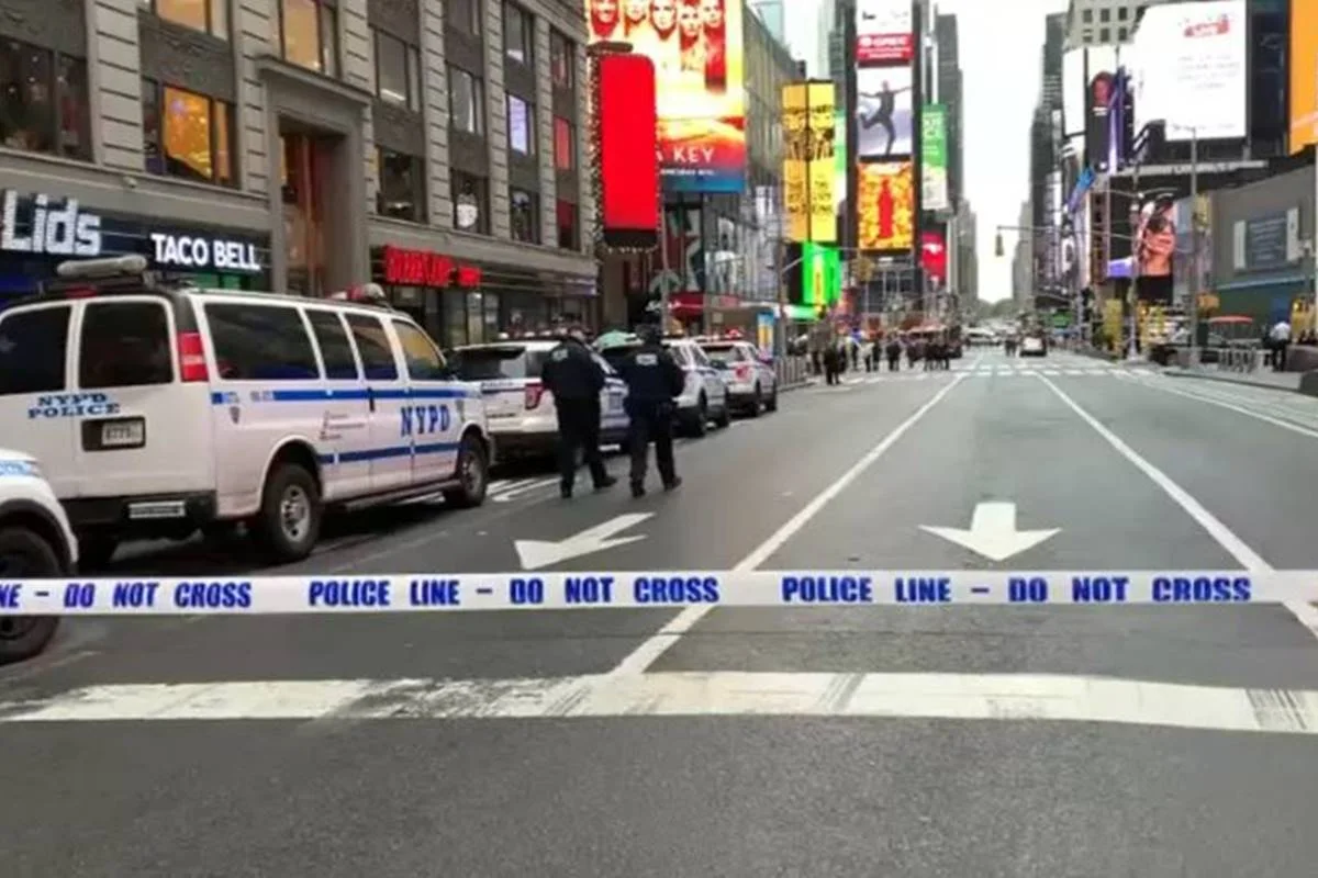 Times Square fechada pela polícia após tiroteiro que atingiu mulher e criança Times Square fechada pela polícia após tiroteiro que atingiu mulher e criança