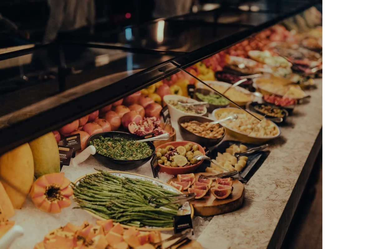 19 dos principais cortes da casa, mais de 40 opções de guarnições na mesa de salada 19 dos principais cortes da casa, mais de 40 opções de guarnições na mesa de salada