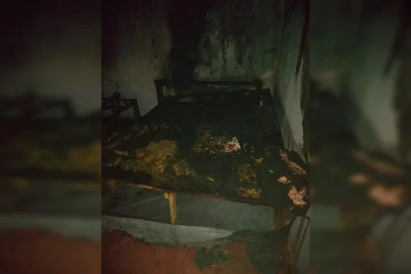 Criança de 2 anos sobrevive a incêndio ao se esconder em geladeira