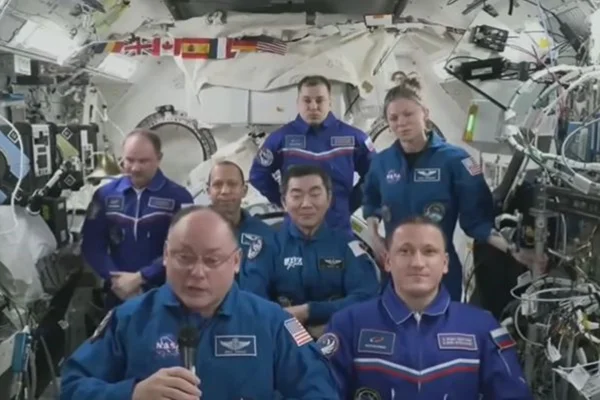 Imagem colorida mostra astronautas durante coletiva realizada na Estação Espacial Internacional - Metrópoles