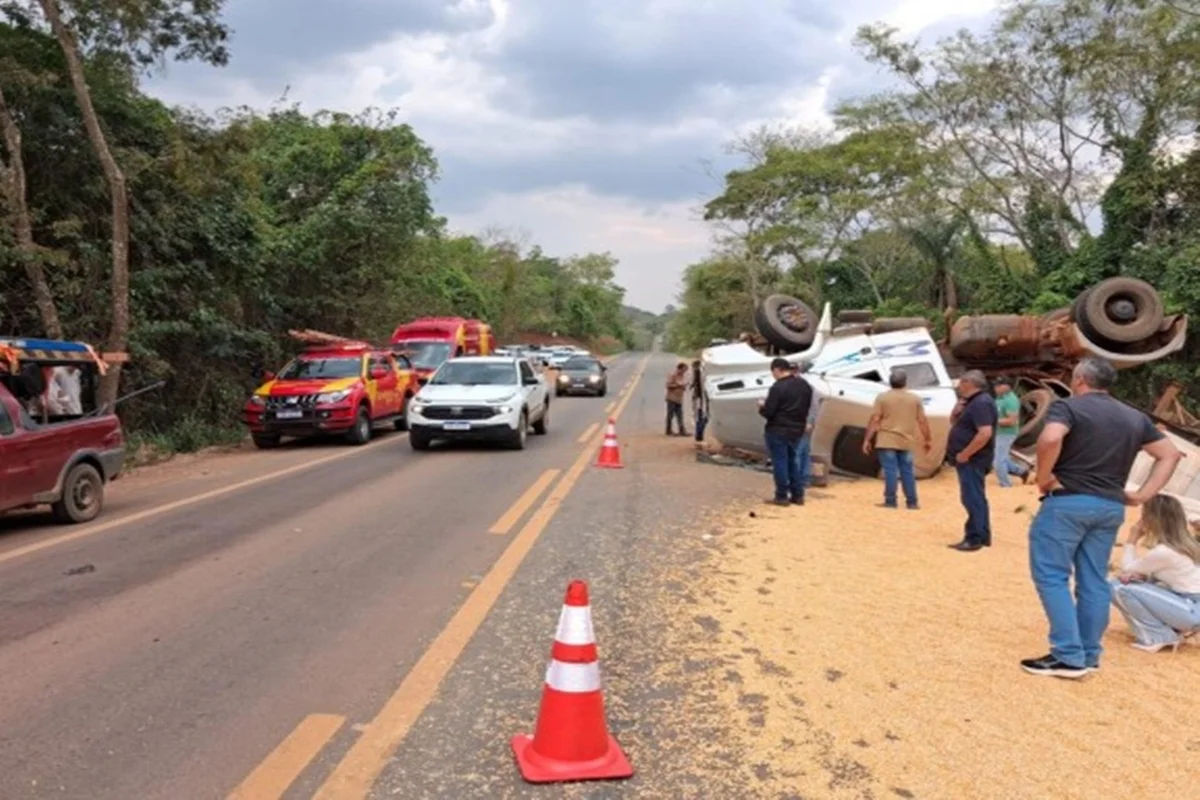 Acidente ocorreu nessa terça-feira (22/9), na altura do km 34, entre Bonfinópolis e Leopoldo de Bulhões (GO) Acidente ocorreu nessa terça-feira (22/9), na altura do km 34, entre Bonfinópolis e Leopoldo de Bulhões (GO)