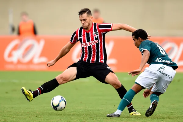 Imagem colorida do jogador Rafael Tolói