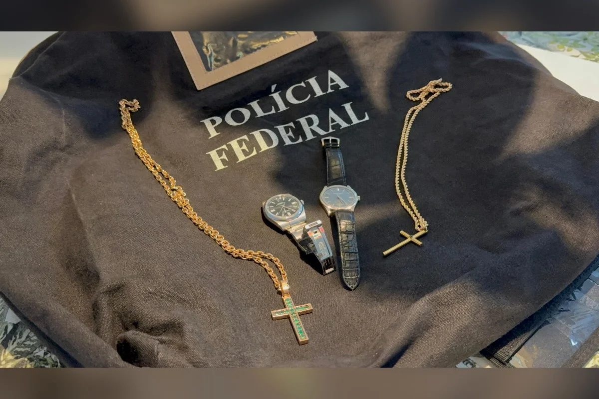 Joias e relógios foram encontrados nos endereços Joias e relógios foram encontrados nos endereços