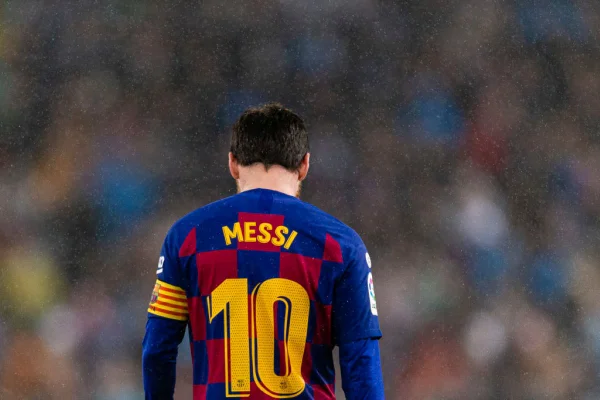 Imagem colorida de Messi quando jogava pelo Barcelona- Metrópoles