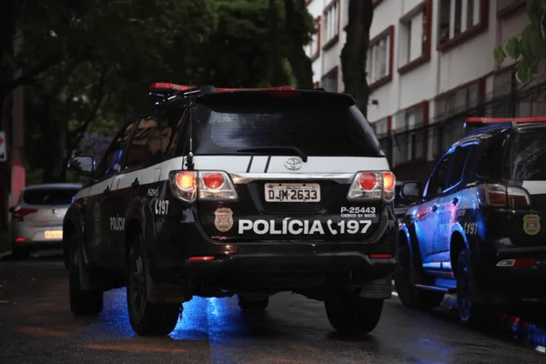 Imagem colorida de viatura da Polícia Civil. Corporação realiza operação contra esquema especializado em roubo de correntinhas de ouro - Metrópoles