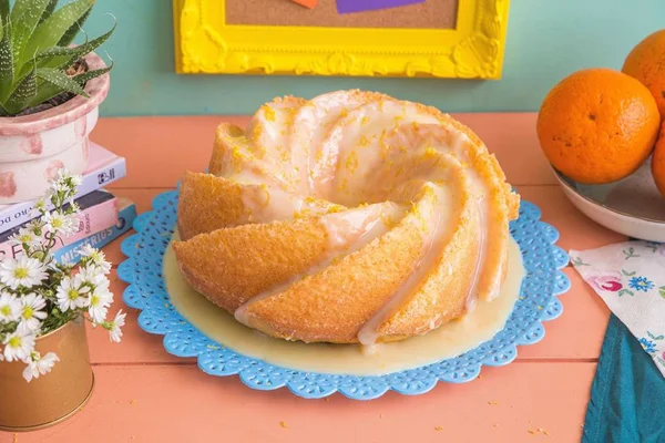 Faça um bolo de laranja com brigadeiro de limão siciliano