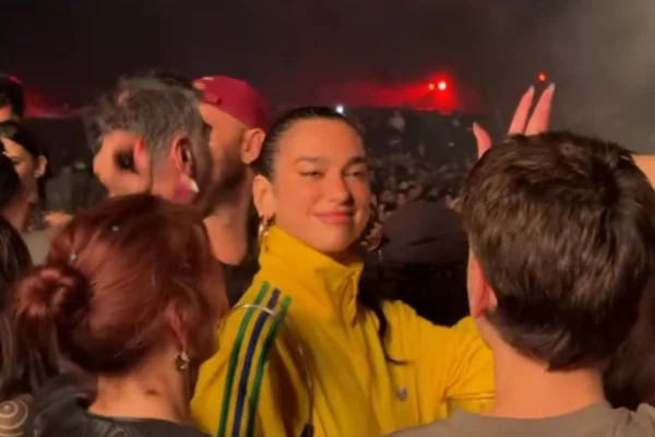 Imagem colorida mostra Dua Lipa em festa após show em SP. Metrópoles