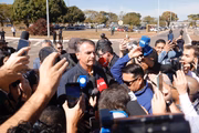 Jair Bolsonaro fala com a imprensa