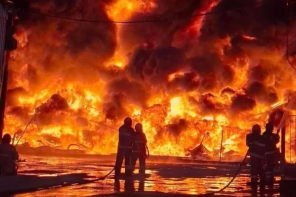 Imagem colorida de incêndio em fábrica em Manaus - Metrópoles