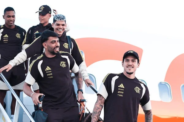 Jogadores do Flamengo desembarcando em Buenos Aires para a Recopa
