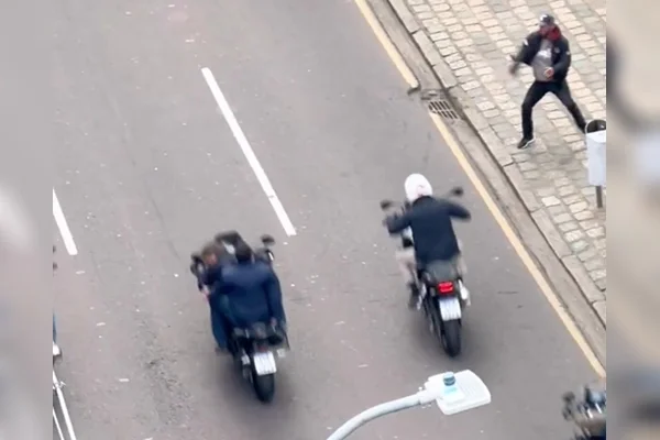 Vídeo: homem simula jogar objeto contra Bolsonaro em motociata no PR