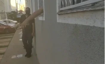 Suspeito joga celular pela janela