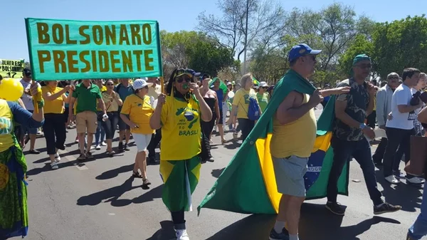 Manifestação pró-Bolsonaro reúne 800 pessoas no Eixão