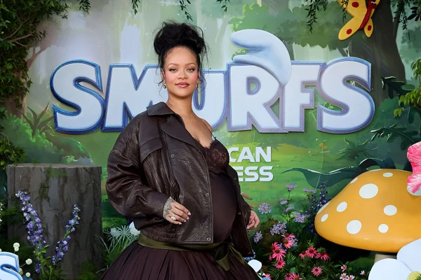 Rihanna posa com os dois filhos durante estreia de filme - Metrópoles