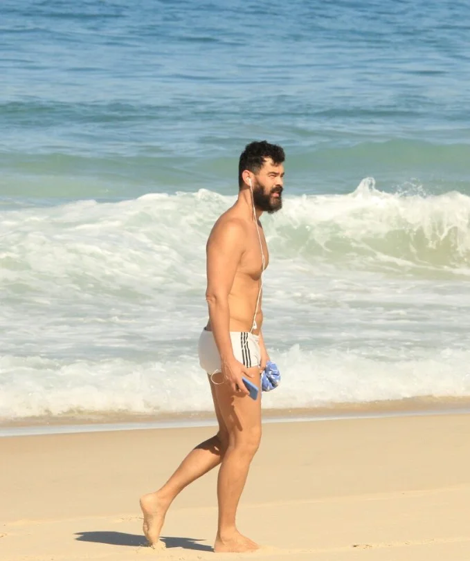 Aos 47 anos, Carmo Dalla Vecchia esbanja a boa forma durante passeio pela praia Aos 47 anos, Carmo Dalla Vecchia esbanja a boa forma durante passeio pela praia