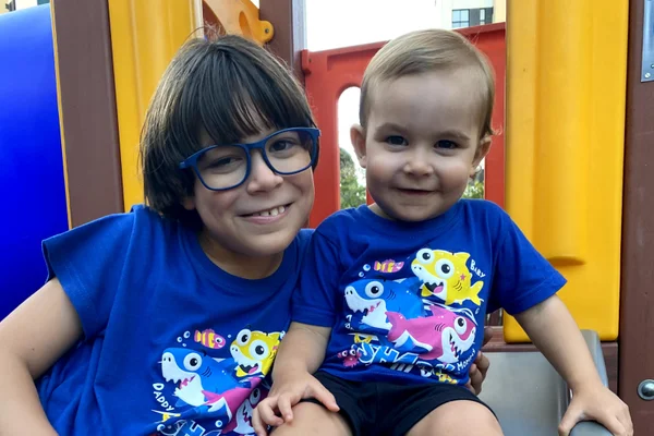 Foto mostra irmãos Lucas e Alexandre, ambos tem uma doença genética rara que os impede de processar a vitamina b12
